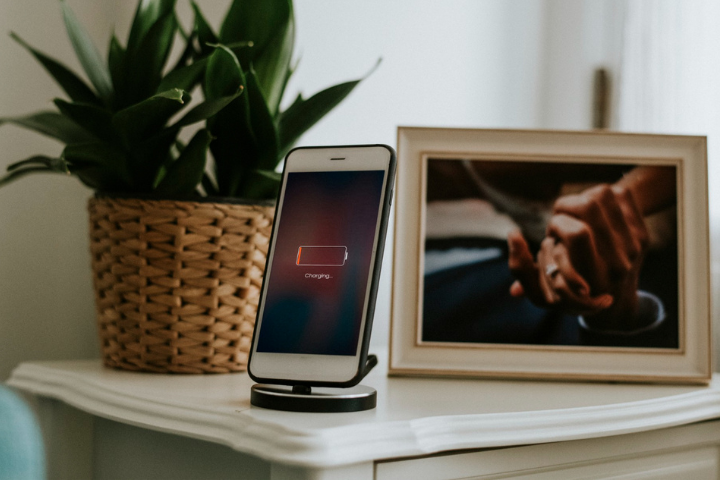 CHARGING STAND FOR PHONE